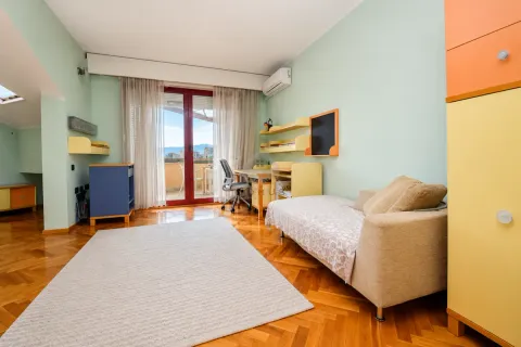 Dječja soba sa krevetom, radnim stolom i izlazom na terasu. - image 14