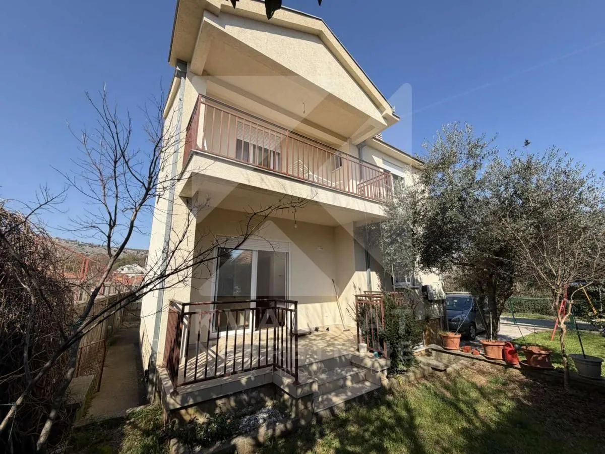 Rent, house, 220m², Tološi, Podgorica