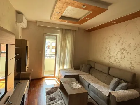 Izdavanje, trosoban stan, 40m², Stari Aerodrom, Podgorica - image 1