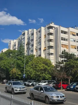 Pogled na spoljašnjost stambene zgrade i ulicu ispred. - image 20