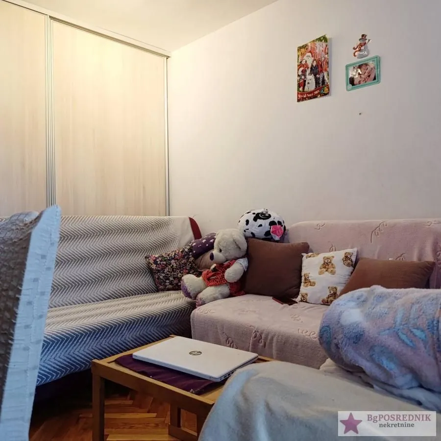 Dnevna soba sa garniturom za sedenje i plakarom.