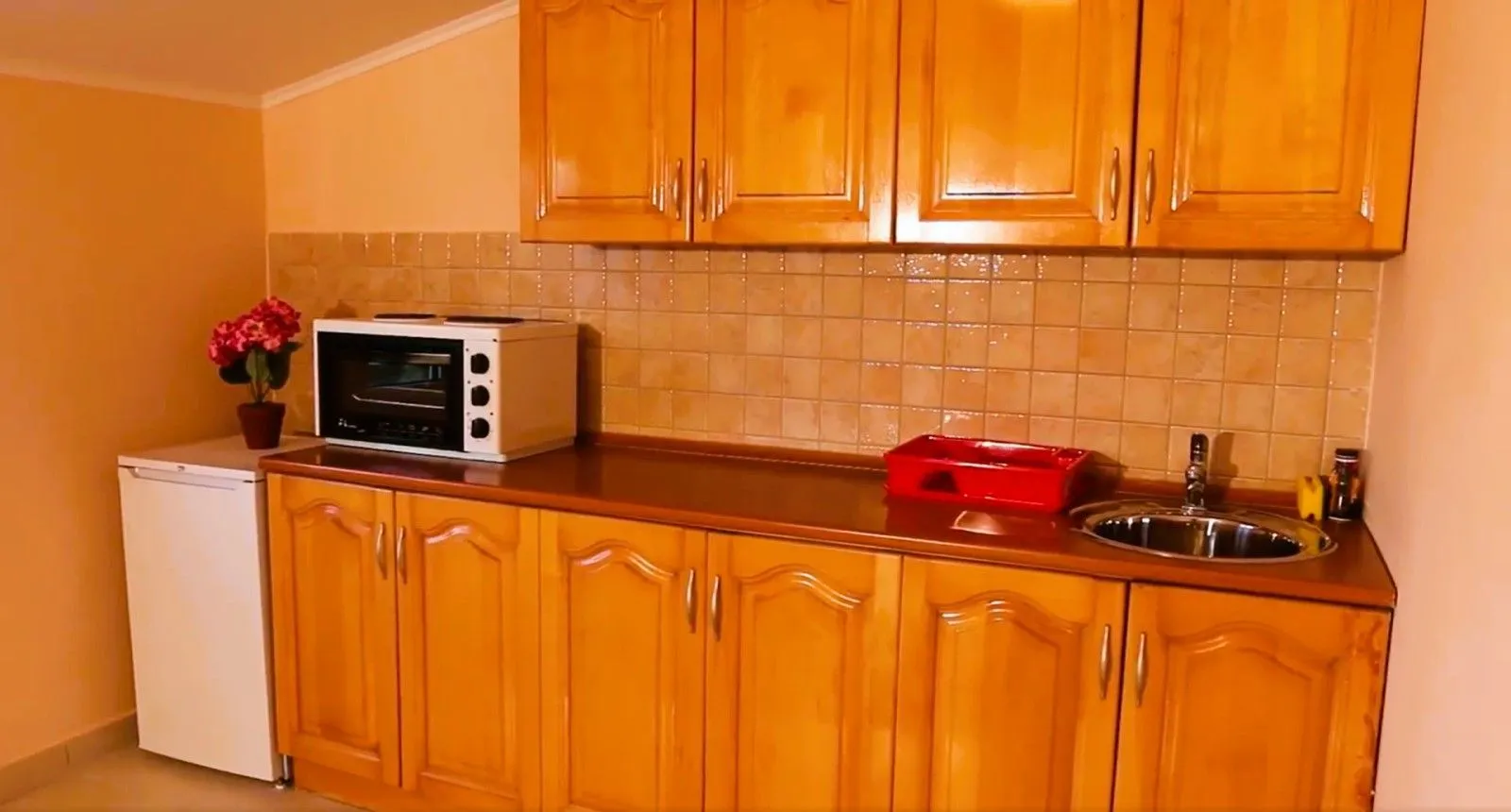 Izdavanje, kuća, 382m², Krimovica, Kotor