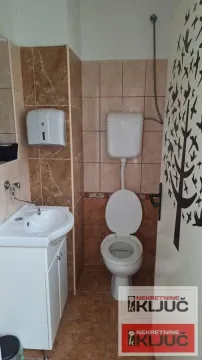 Manje kupatilo sa lavaboom, wc šoljom i zidnim pločicama. - image 20