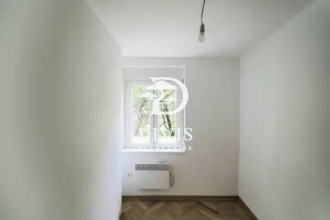Prazna soba sa prozorom i belim zidovima. - image 10