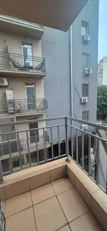 Pogled sa balkona na okolne zgrade i dvorište.
