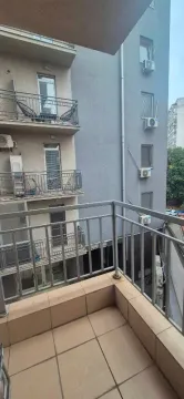 Pogled sa balkona na okolne zgrade i dvorište. - image 8
