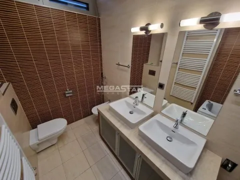 Moderno kupatilo sa dva umivaonika, ogledalima i ugradnim toaletom. - image 6