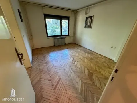Prazna soba sa drvenim parketom i prozorom. - image 12