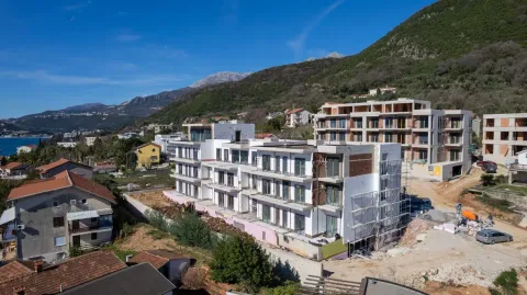 Pogled iz vazduha na stambene zgrade u izgradnji okružene brdima i naseljem. - image 3