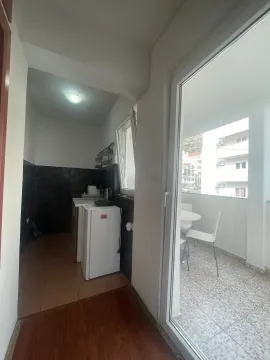 Manja kuhinja sa malim frižiderom i izlazom na terasu. - image 13