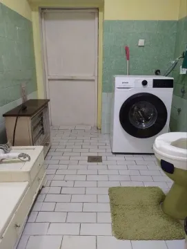 Kupatilo sa veš mašinom, WC šoljom i pločicama na zidovima. - image 7