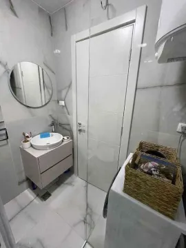 Manje kupatilo sa umivaonikom, ogledalom i mašinom za veš. - image 10