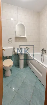 Kupatilo opremljeno sanitarijama, umivaonikom, ogledalom i kadom. - image 7
