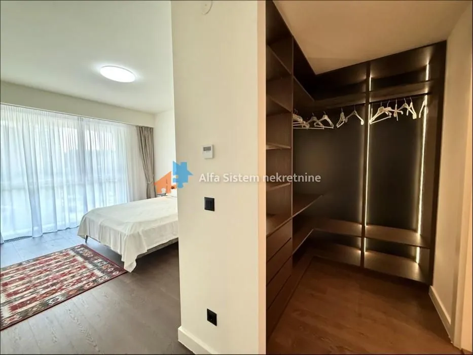 Izdavanje, četvorosoban stan, 110m², Savski Venac, Beograd