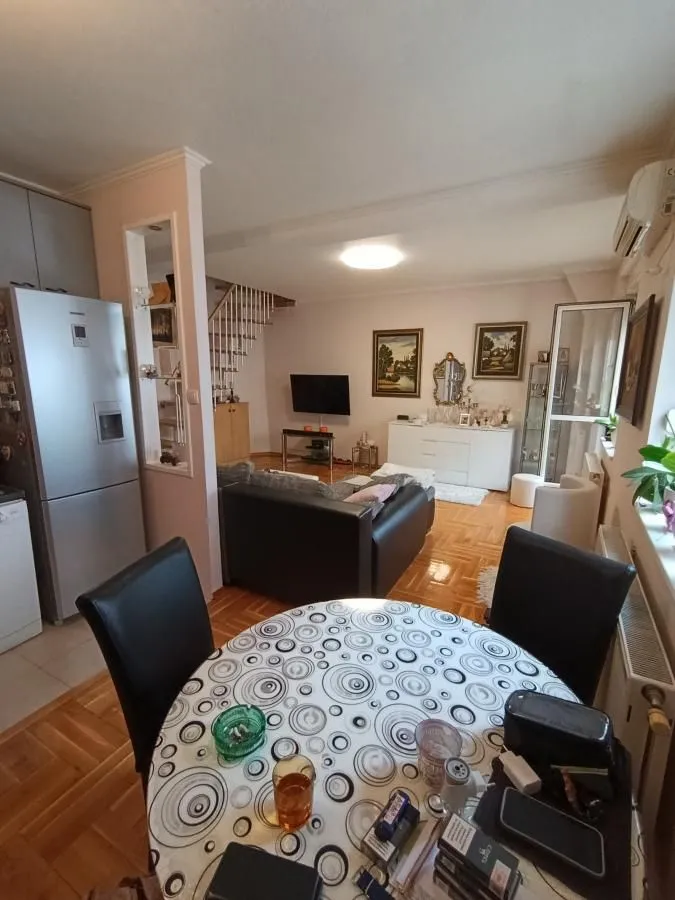 Dnevni boravak sa trpezarijom i otvorenim prostorom ka kuhinji i stepeništu.