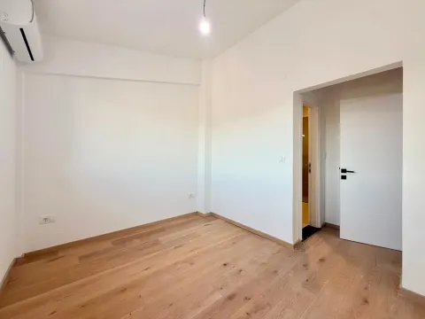 Prazna svijetla soba sa drvenim podom i bijelim zidovima. - image 14
