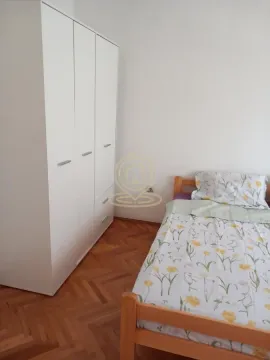 Manja spavaća soba sa krevetom i belim ormarom. - image 8