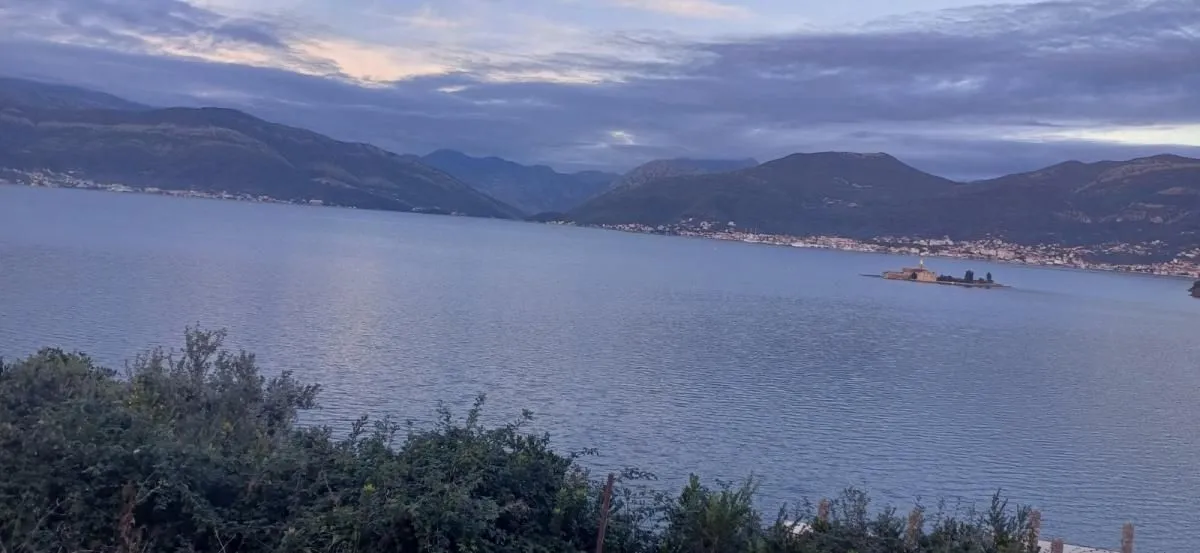 Pogled na more i okolne planine sa terase.