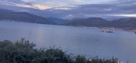Pogled na more i okolne planine sa terase. - image 3