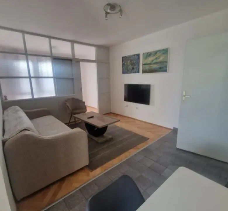 Izdavanje, jednosoban stan, 61m², Centar, Bar