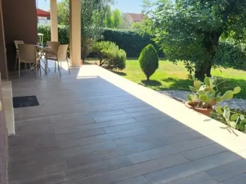 Izdavanje, kuća, 200m², Tološi, Podgorica - image 15