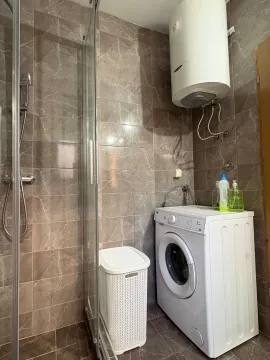 Manje kupatilo sa tuš kabinom, mašinom za veš i bojlerom. - image 6