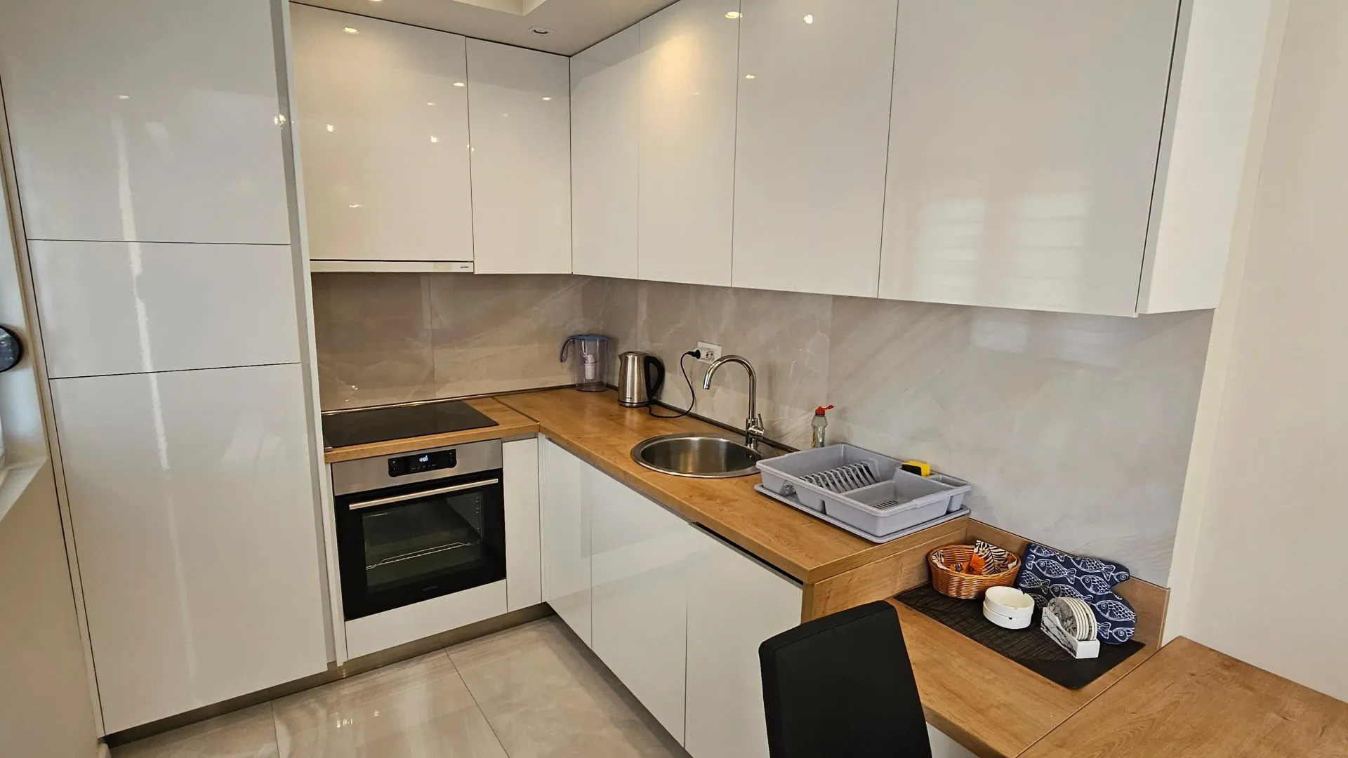 Izdavanje, dvosoban stan, 55m², Kalimanj, Tivat