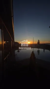 Pogled na dvorište i bazen u sumrak. - image 19