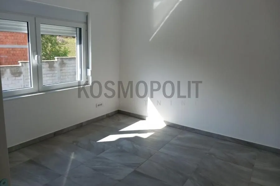 Izdavanje, kuća, 250m², Mali Mokri Lug, Zvezdara Sve Podlokacije