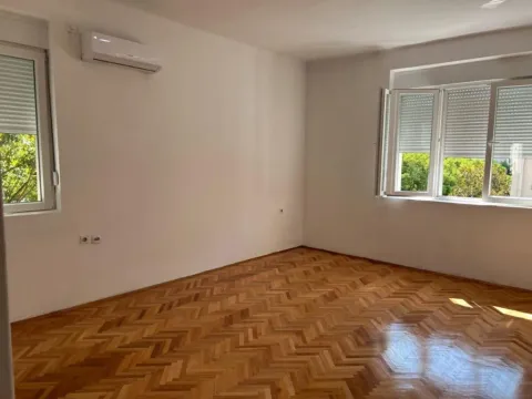 Izdavanje, dvosoban stan, 70m², Centar, Podgorica - image 3