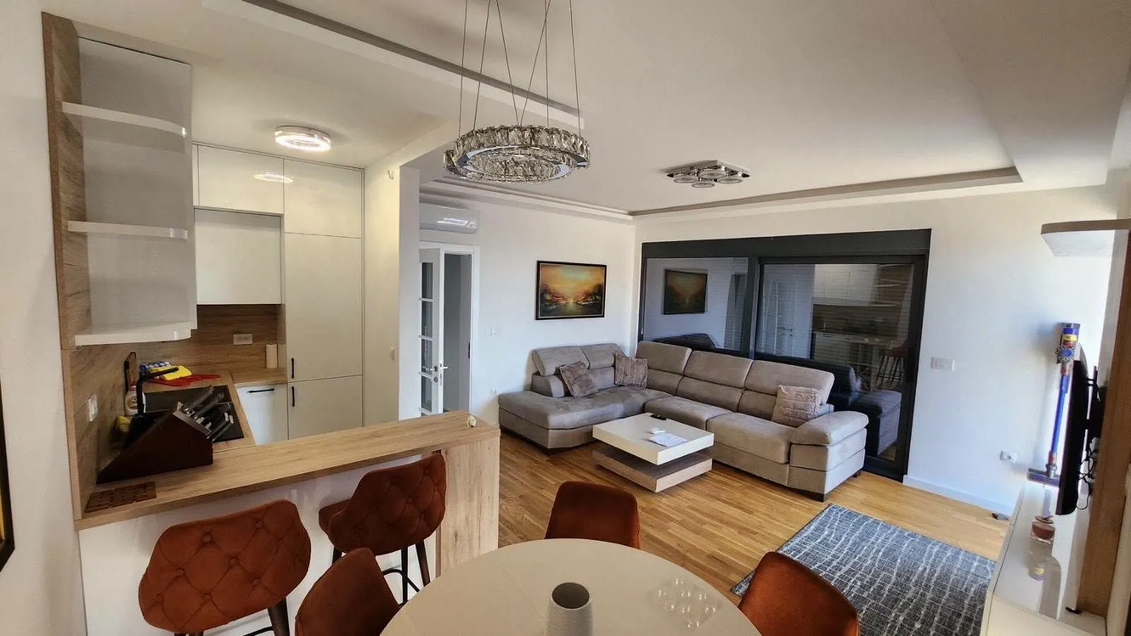 Izdavanje, trosoban stan, 90m², Kalimanj, Tivat