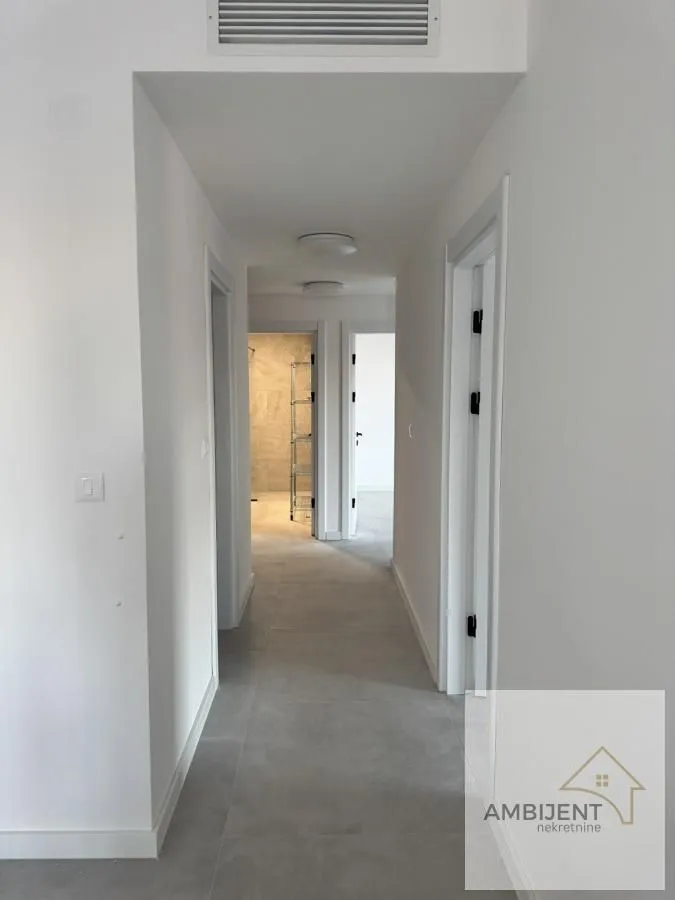 Izdavanje, četvorosoban stan, 77m², Stari Banovci, Stara Pazova