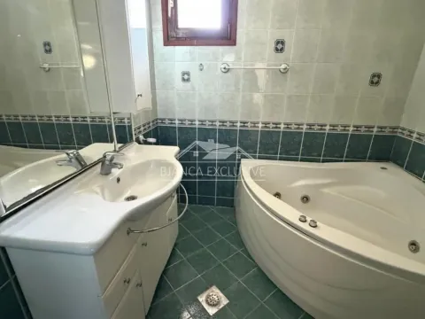 Kupatilo sa umivaonikom i ugaonom kadom sa hidromasažom. - image 14