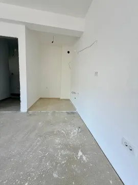 Prazna prostorija u izgradnji sa bijelim zidovima i podom u završnoj obradi. - image 4