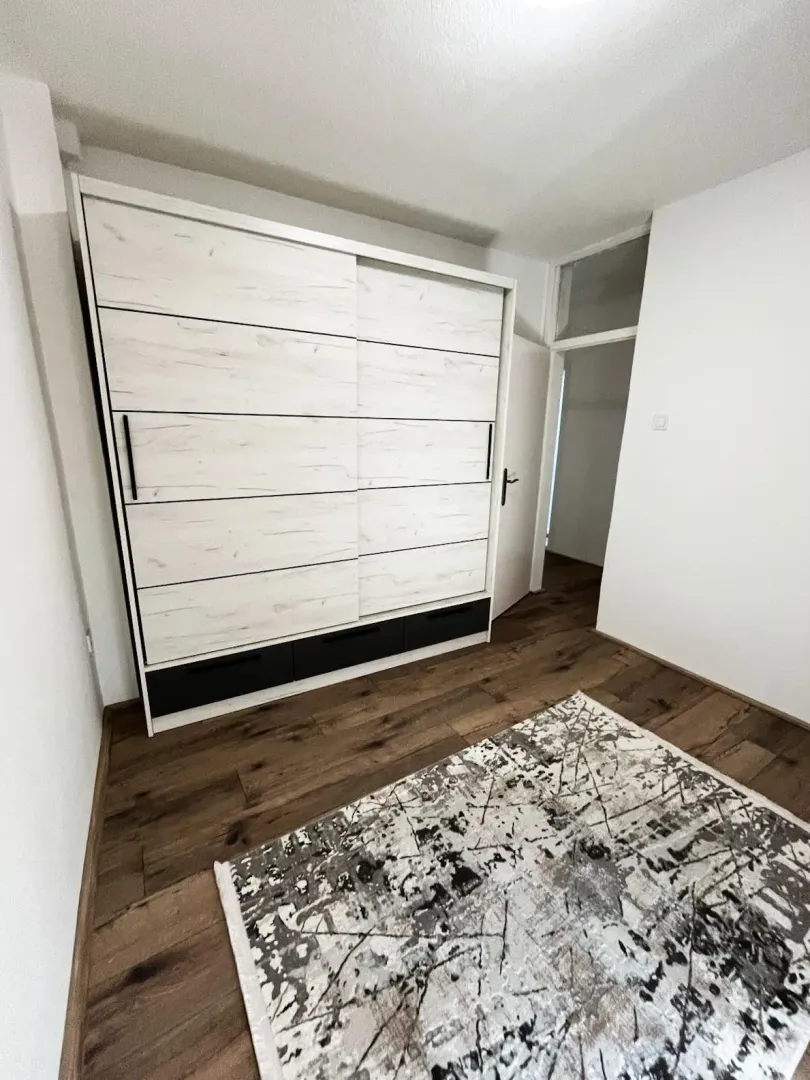Izdavanje, dvosoban stan, 75m², Blok 6, Podgorica