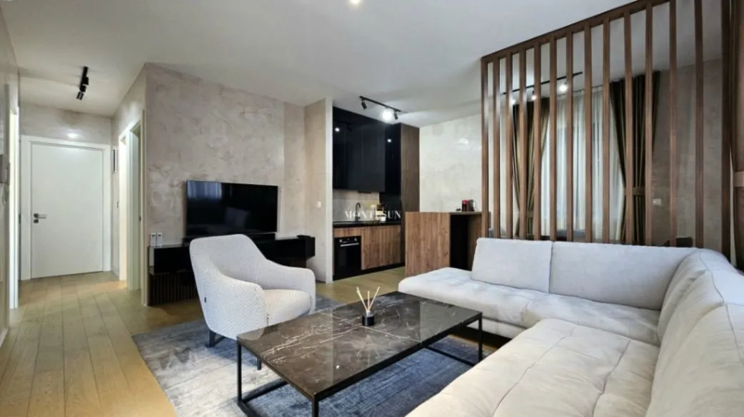 Izdavanje, dvosoban stan, 69m², Centar, Budva