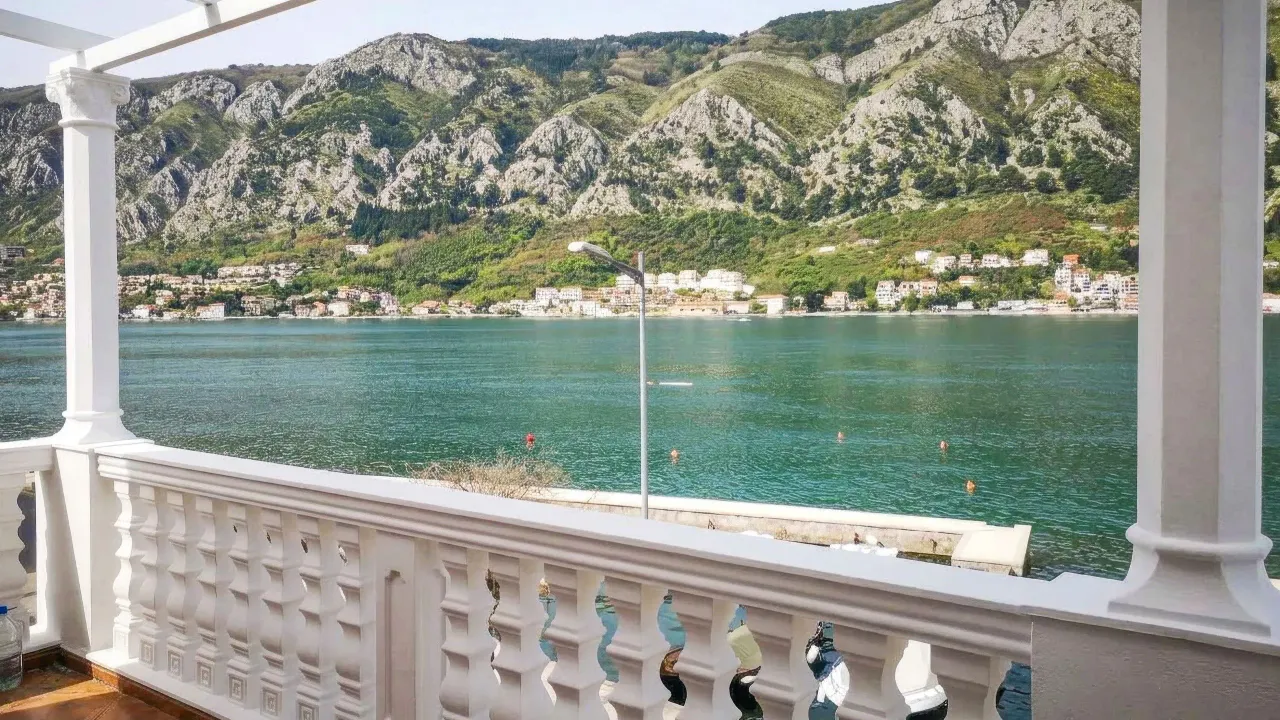 Izdavanje, trosoban stan, 130m², Dobrota, Kotor