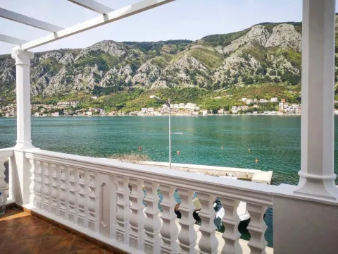 Izdavanje, trosoban stan, 130m², Dobrota, Kotor - image 1