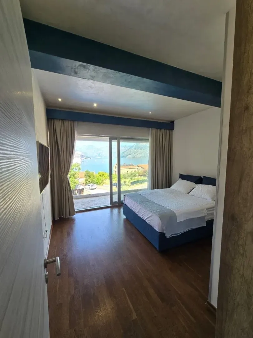 Rent, three bedroom apartment, 120m², Dobrota, Kotor