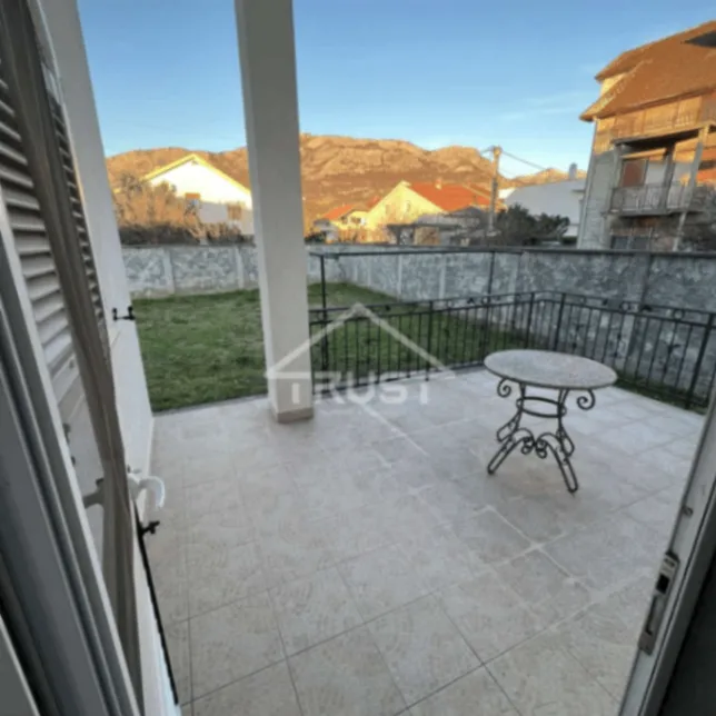 Izdavanje,  kuća, 400m2, Zlatica, Podgorica