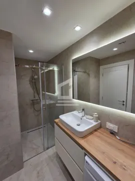Moderne kupatilo sa tuš kabinom, umivaonikom i osvijetljenim ogledalom. - image 6