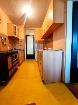 Manja kuhinja sa drvenim elementima i pločicama. - image 7