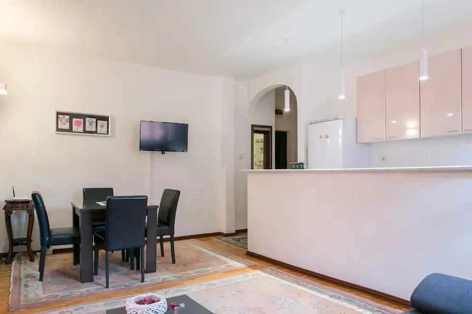 Izdavanje, dvosoban stan, 46m², Đeram Pijaca, Beograd