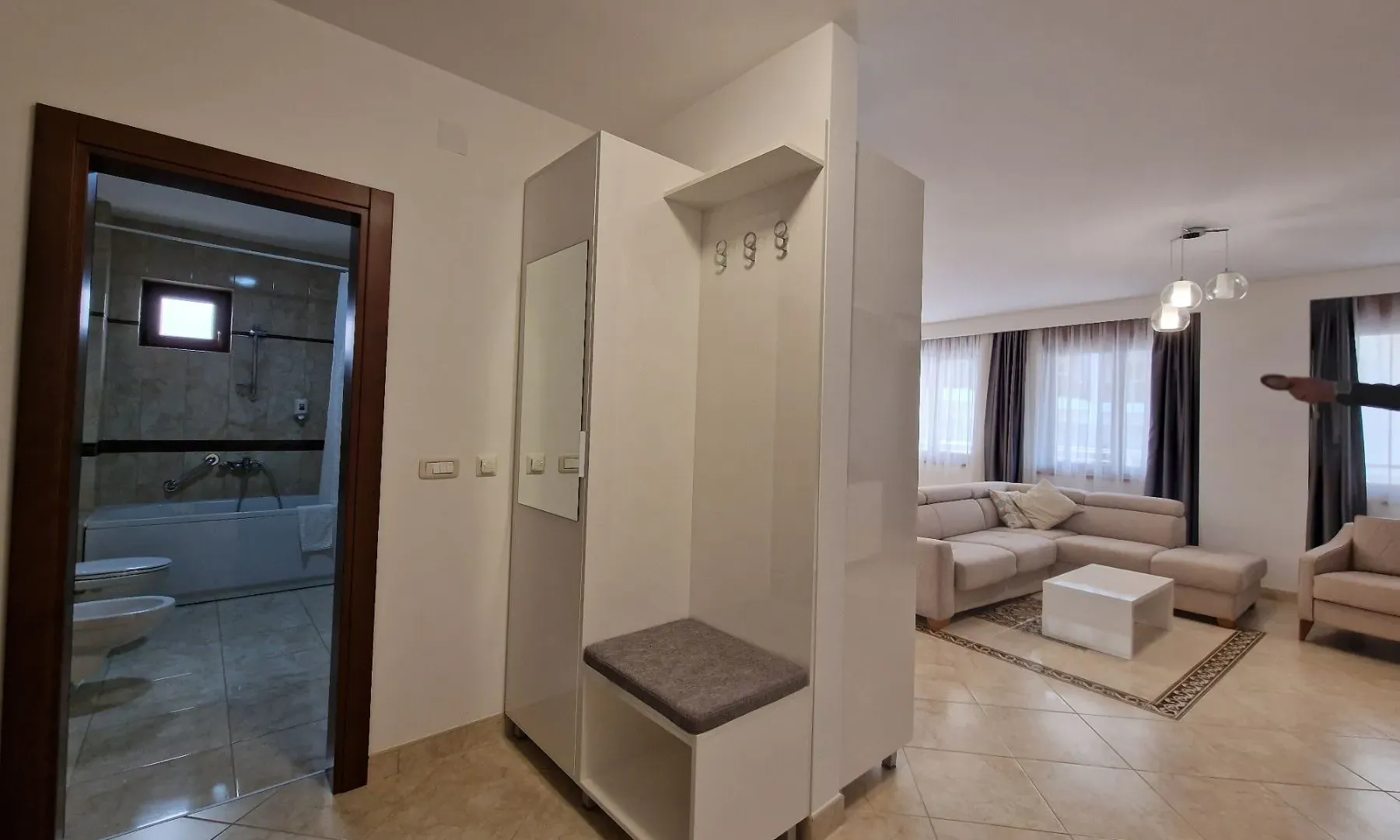 Izdavanje, jednosoban stan, 87m², Bečići, Budva