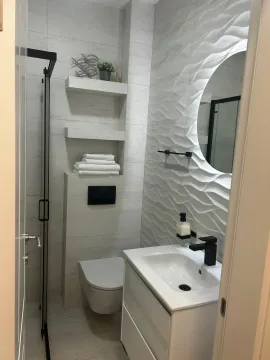Moderno opremljeno kupatilo sa tuš kabinom, umivaonikom i toaletom. - image 11