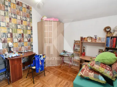 Izdavanje, kuća, 500m², Tološi, Podgorica - image 13