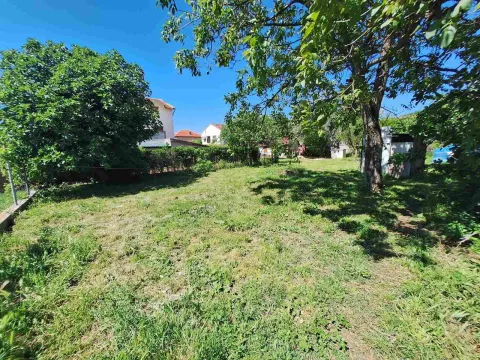 Zeleno dvorište sa travnjakom i drvećem. - image 2