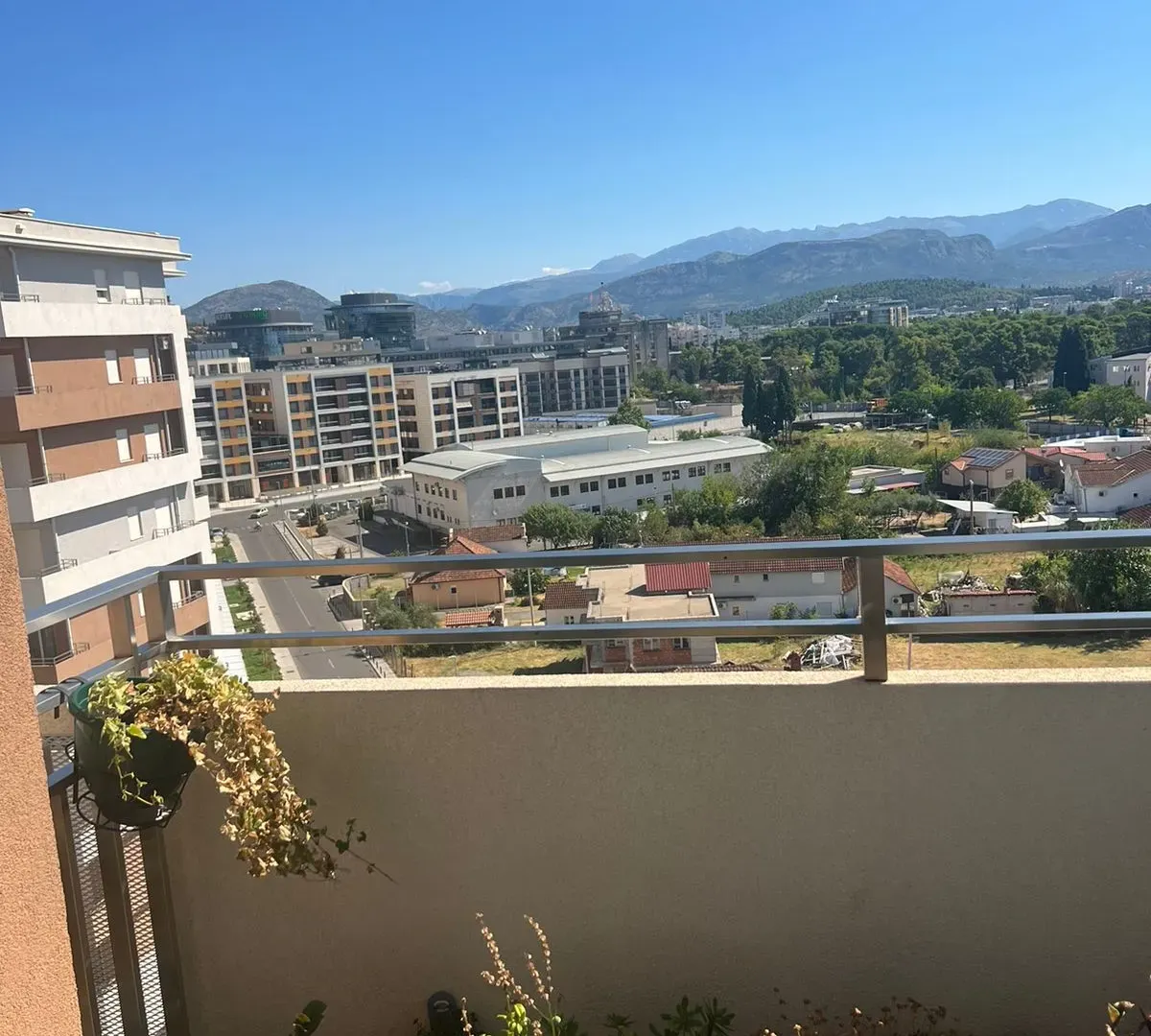 Izdavanje, trosoban stan, 94m², Central Point, Podgorica