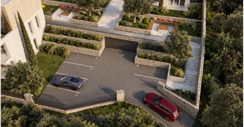 Pogled iz ptičje perspektive na dvorište sa parking prostorom i uređenim terasama. - image 4