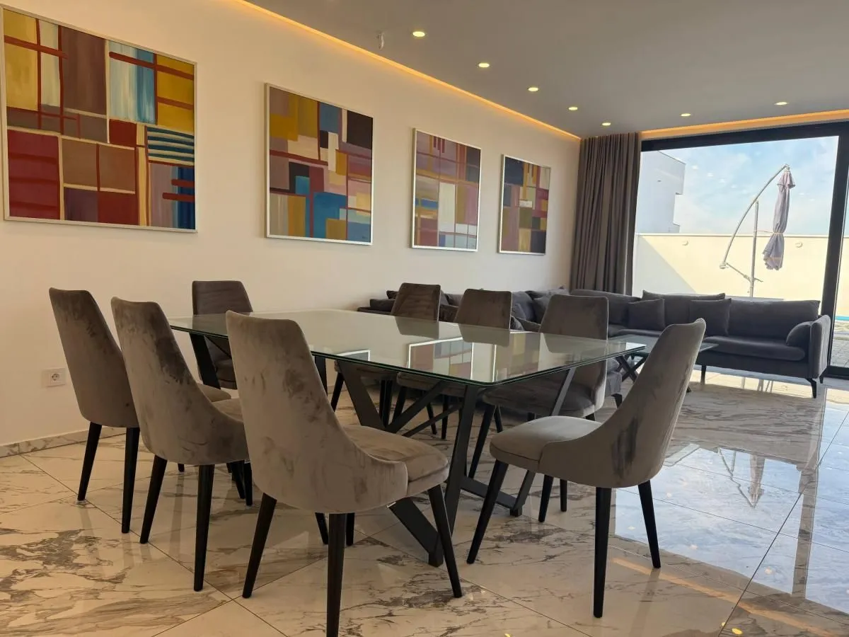 Izdavanje, kuća, 244m², Sremska Kamenica, Petrovaradin